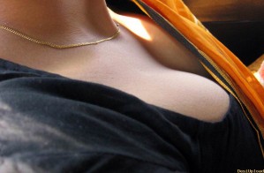 bhabhi-cleavage-nipple-299x196 1