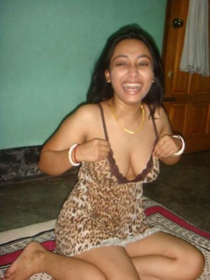 bhabhi-showing-boobs-and-cleavage-299x399
